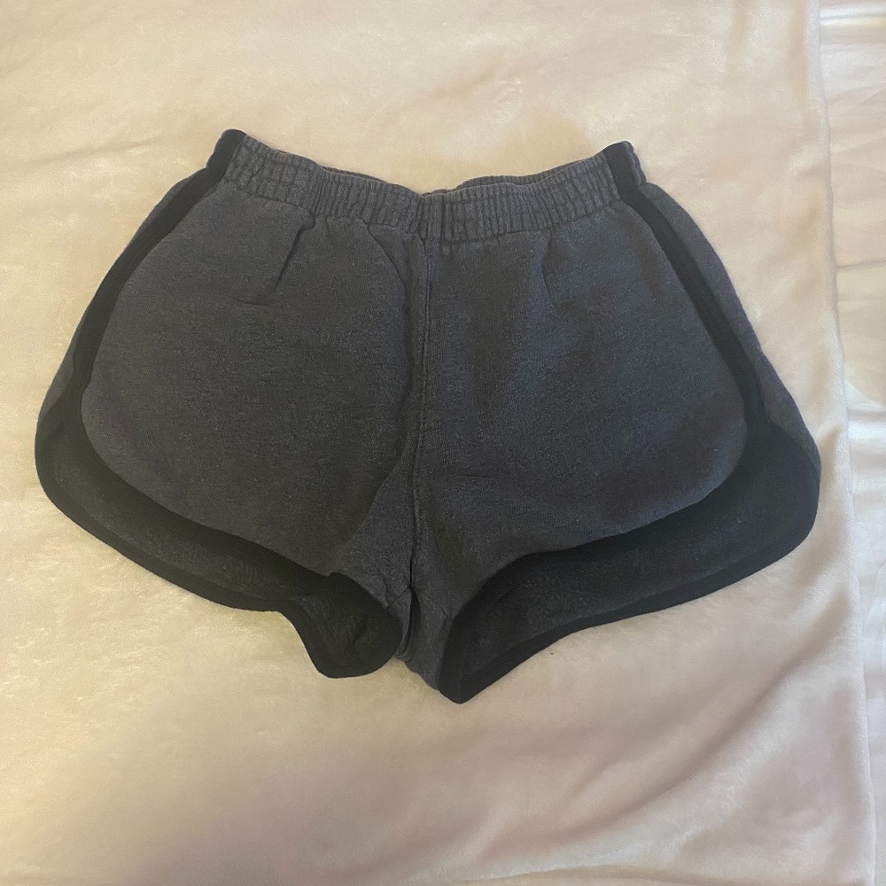 Brandy Melville Lisette Shorts - Picture 2 of 3